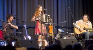 Old Blind Dogs und Cara im Ballenlager_2